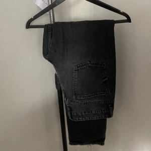 Svarta zara jeans  - Midwaist jeans från zara  Dem går ner till fötterna på mig som är 172cm🩷