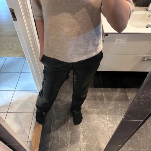 Snygga skinnbyxor! - Säljer mina sjukt snygga skinnbyxor från NA-KD🌟Passar den som bär storlek S. Knappt använda, köpta för 500!