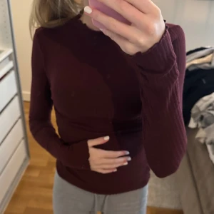 Vinröd ribbad tröja - Superfin ribbad tröja. Aldrig använd💕