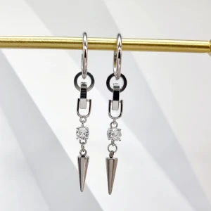Handgjorda örhängen  - Handgjorda örhängen ●Material- rostfritt stål och zirconia ●Gjord i bra kvalitet 💎Örhängeskrokar -Siver 925 . Nickel fri.☆☆☆Längd - 6cm, 1st-130kr,  paret 230kr