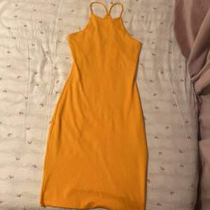 En orange sommar klänning från Ginatricot i storlek S! Säljer då jag inte använder klänningar lika mycket längre.