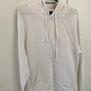 Peak Performance Hoodie - Storlek M, i bra skick men liten reva i sömm vid ficka.