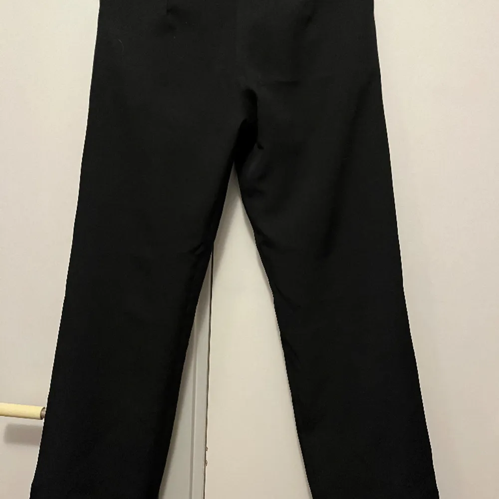 Svarta kostymbyxor från Madlady i storlek EU 32 short. Finns få skavanker, kan skickas privat.(finns pälsdjur i hemmet). Jeans & Byxor.