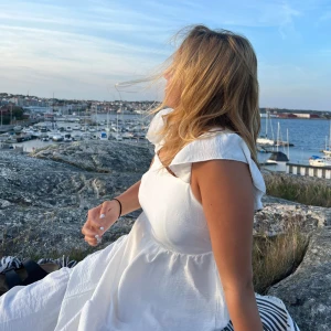 Vit klänning - Vit lång sommarklänning  