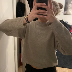 Stickad tröja - Super skön tröja från h&m. Lite nopprig som man kan se på bilderna, men annars i bra skick☺️