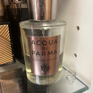 Acqua di Parma - Aqua di Parma - colonia intensa  Ungefär halva flaskan kvar. En exklusiv doft som funkar både till vardag och fest! 50 ml ligger på ca 1300 i butik.