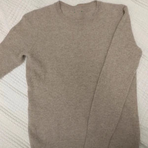 100% kashmir tröja - Säler denna tröja i 100% kashmir. Skicket 9/10 ända deffekte  är att lapparna är bortklippta. Storlek S för dam! Kan passa killar som har xs. Skriv för fler mott elr andra frågor:)
