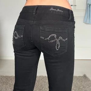 Guess jeans - midjemått: 36cm rakt över, innerbenslängd: 80cm 💗 
