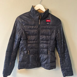 Tunn vårjacka  - Fin marinblå jacka från Sebago. Perfekt till våren. 