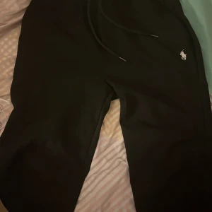Polo Ralph Lauren zip up + byxor - En polo kofta + byxor jag haft ett ett helt okej tag men fortfarande perfekt skick, 9/10. Inte min stil och väljer att sälja de.  Skriv för bild på byxor 
