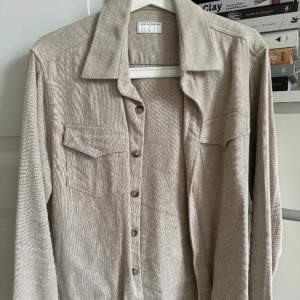 Overshirt, använd 2 ggr och tvättad 1 (9/10 skick). Ljusbeige, Tiger of Sweden. Small, passar den som är mellan S och M. Köpt 2023. Nypris: 1700kr