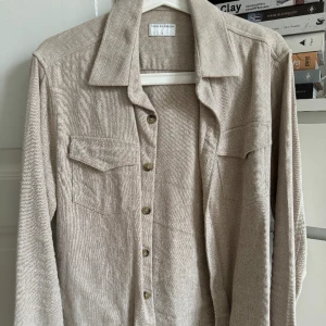 Tiger of Sweden, Overshirt, Ljusbeige, S - Overshirt, använd 2 ggr och tvättad 1 (9/10 skick). Ljusbeige, Tiger of Sweden. Small, passar den som är mellan S och M. Köpt 2023. Nypris: 1700kr