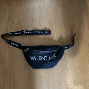 Valentino midjeväska  - Valentino midjeväska Knappt använd, är i bra skick. Nypris: 679kr