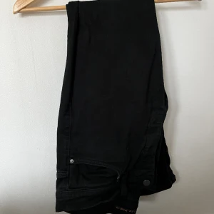 Nudie Jeans - Säljer nu mina nudie jeans som bara är använda 2-3 gånger. Det är som sagt i väldigt bra skick och knappt använda. Priset är inte hugget i sten så hör av er vid frågor eller funderingar!😃