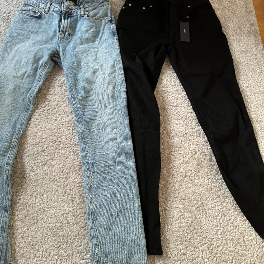 Säljer 2 par oanvända jeans från vero Moda! Jag är 173 och de går ner till fötterna på mig!  200kr st❤️. Jeans & Byxor.