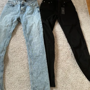 Jeans - Säljer 2 par oanvända jeans från vero Moda! Jag är 173 och de går ner till fötterna på mig!  200kr st❤️
