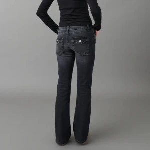 Lågmidjade bootcut jeans - Säljer dessa populära snygga jeansen som aldrig har använts!! Passar mig som har 34/36