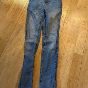 Jeans - Jeans ifrån lager 157, väger 395 gram så frakten blir 72 kronor. Fint skick.