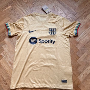 FC Barcelona 22/23 - Säljer en helt ny, oanvänd Barcelona tröja från säsongen 22/23 med De Jong på ryggen