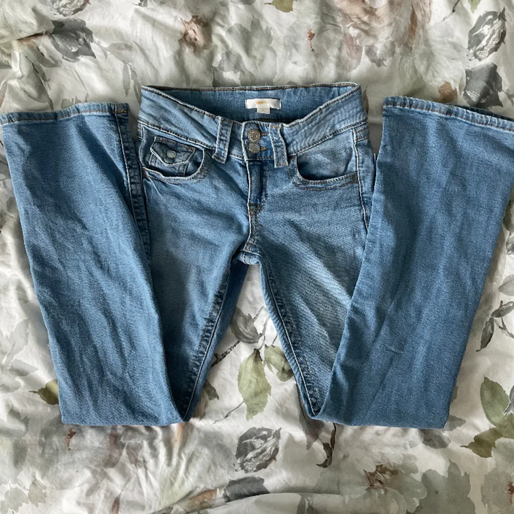Ljusblåa jeans från gina young, säljer då dem är försmå för mig. En av bakfickorna är lite sliten på kanten (bild 3) men annars inga defekter. . Jeans & Byxor.