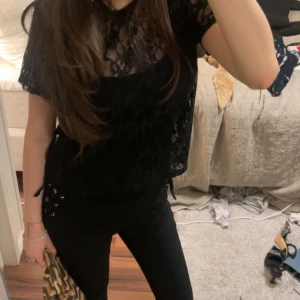 Spetstopp  - Denna super fina spetstopp säljs då den inte kommer till användning. Köpt på Monki för 269kr. Inte defekter då den inte använts så mycket. Den är i storlek S men passar superfint som XS och XXS  