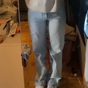 Högmidjade jeans   - Storlek 34 men passar mig som ofta har 36/38 i byxor. Även perfekt längd i benen för mig som är 167. Fint skick  Köparen står för frakt 💕Pris kan diskuteras vid snabb affär 💕