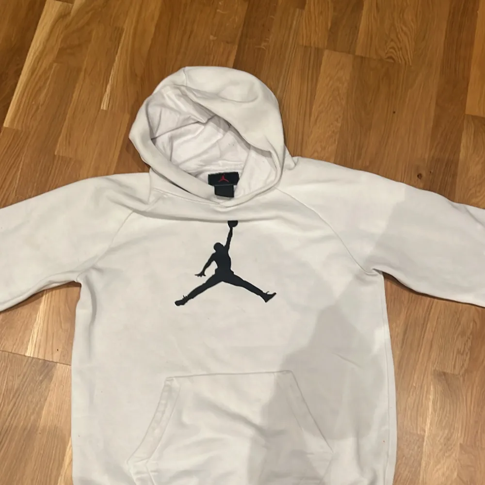 Ja säljer nu min Jordan hoodie då den it passar längre. Cond 7/10✨Lockar brudar 😍😂. Hoodies.