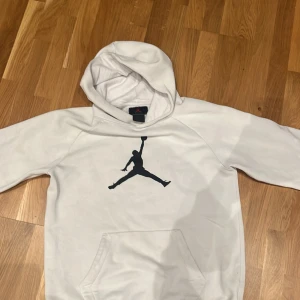 Jordan Hoodie vit - Ja säljer nu min Jordan hoodie då den it passar längre. Cond 7/10✨Lockar brudar 😍😂