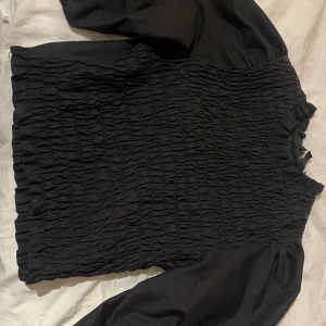 Blus med puffärmar - Säljer denna superfina blusen med puffärmar då den inte används längre. I superfint skick.