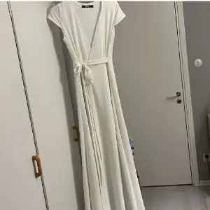 Säljer denna vita klänning från bikbok🤍