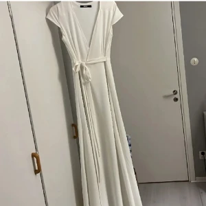Lång klänning - Säljer denna vita klänning från bikbok🤍