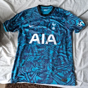 Tottenham fotbollströja - Skick 10/10 använd max 5 gånger inga dkador eller deffekter. Köpt på unisport för 1000 kr. Skriv vid minsta fråga eller fundering. Priset går att sänka vid snabb affär.