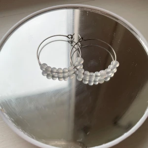 Örhängen - Har aldrig använt dom och de är helt nya, silvriga örhängen.