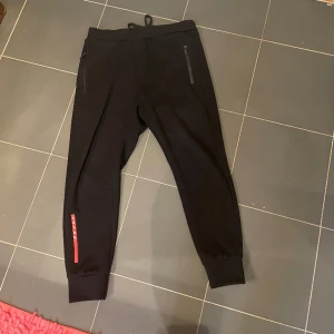 Prada byxor - Säljer ett par knappt använda Prada byxor. Byxorna är såklart äkta och finns inget täcken på användning eller slitage 