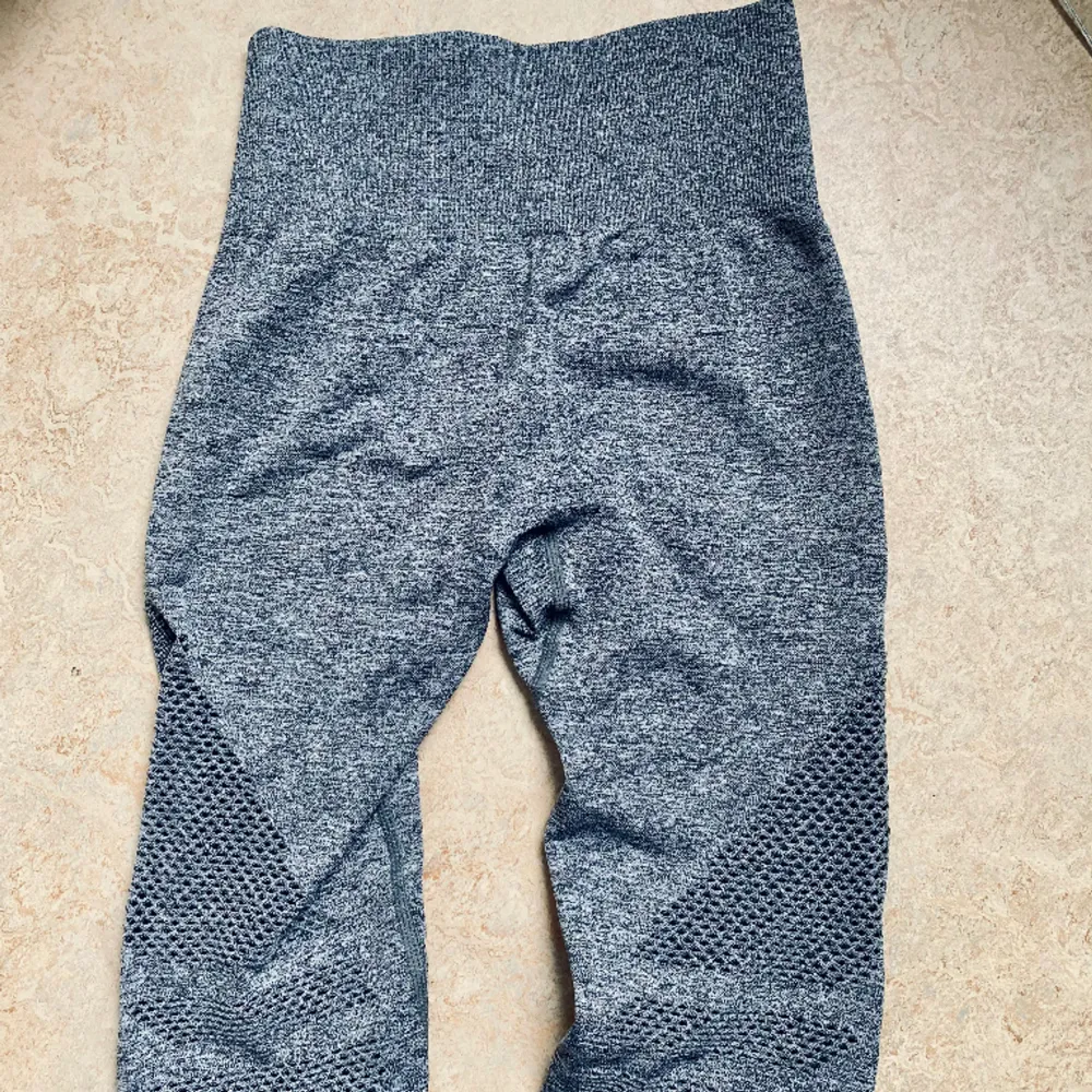 Tights från ICIW i grå. Aldrig använda, toppskick! I storlek S och väldigt stretchiga så passar mellan XS - M i storlek. Nät nertill, se sista bilden. Skriv gärna privat vid intresse ❤️ . Jeans & Byxor.