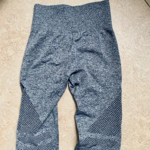 ICIW gråa tights - Tights från ICIW i grå. Aldrig använda, toppskick! I storlek S och väldigt stretchiga så passar mellan XS - M i storlek. Nät nertill, se sista bilden. Skriv gärna privat vid intresse ❤️ 