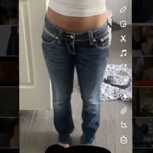 Jätte snygga jeans från rock revival, en bokstav saknas annars vet jag inga mer skador. Står storlek 28 men runt s/m💕skriv för fler bilder💕