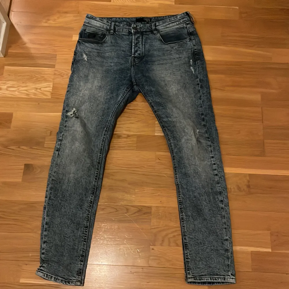 Snygga slimade denim jeans. Storlek 32/32 perfekt skick.. Jeans & Byxor.