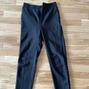 Kostymbyxor  - Mjuka kostymbyxor från Gina säljer då de inte kommer till användning, passar mig som vanligtvis är strl 36 men det står 34