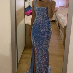 Festklänning - Säljer denna vackra paljett klänning, i ljusblått. Storlek small.Helt ny , med etiketten kvar .  Finns i djur och rökfritt hem.