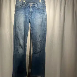 Lågmidjade jeans från Lee med raka ben. Uppskattar storlek xs💞