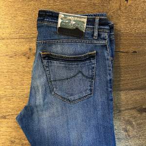 Säljer dessa slim jeans från Jacob Cohën i storlek 34 men passar mer som 32-33. Jeansen är i bra skick men lappen där bak har gått upp lite. Skriv om du har några frågor. Pris kan diskuteras vid snabb affär.