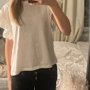 Zara T-shirt  - Söt t-shirt ifrån zara, köptes i somras men inte använd mycket💗 storlek S