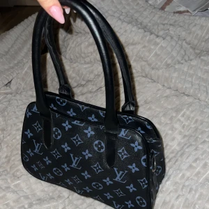 Väska  - Jätte bra skick! Inga defekter 😍 Medföljer ett axelband! 