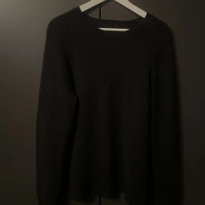 Lambswool tröja - Säljer nu min tröja som är från uniqlo! Skicket är väldigt bra inte så mycket använd, Cond 9/10. Nypris 499kr mitt pris är 179kr