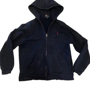 Ralph Lauren zip hoodie - Nu säljer vi på LLresell denna fina Ralph lauren zip hoodien. Tröjan är i bra skick men har tvättats ett antal gånger. Storleken är 18-20 vilket motsvarar ungefär xs/s. Har du några funderingar så är det bara att skriva! Vårat pris ligger på 350kr🙂