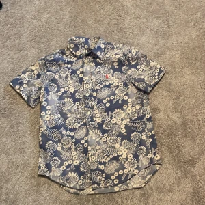Ralph lauren skjorta 14-16 använda mindre än 5 gånger  - 10/10 skick passar 155-170 beroende hur man vill att den passar.