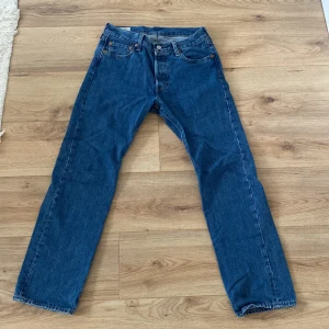 Levis 501 - Tjena säljer ett par Levis 501or då dom inte används längre, dom är i toppskick och knappt använda!