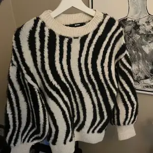 Säljer denna fina stickade zebra tröjan från Bikbok som ej säljs längre. Storlek M men passar S bättre. Sparsamt använd i fint skick💗