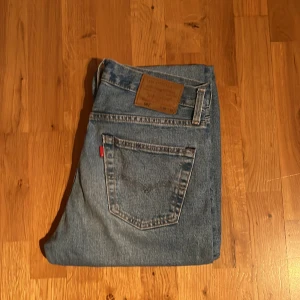 Levi 501 - Ljus blåa 501or i 30/30 riktigt bra skick på dessa! Priset sitter ej i sten och bara att skriva vid funderingar!